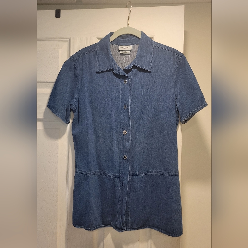 Jaclyn Smith Classic vintage denim buttom up